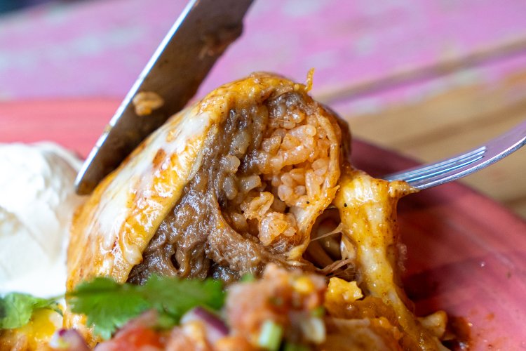 中身はビーフとメキシカンライス。