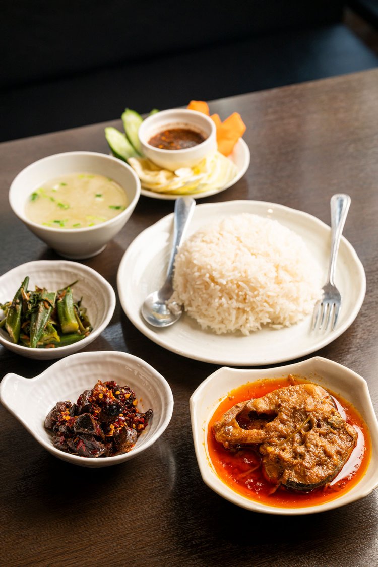 留学生の友ランチセットはおなかいっぱい食べられる。