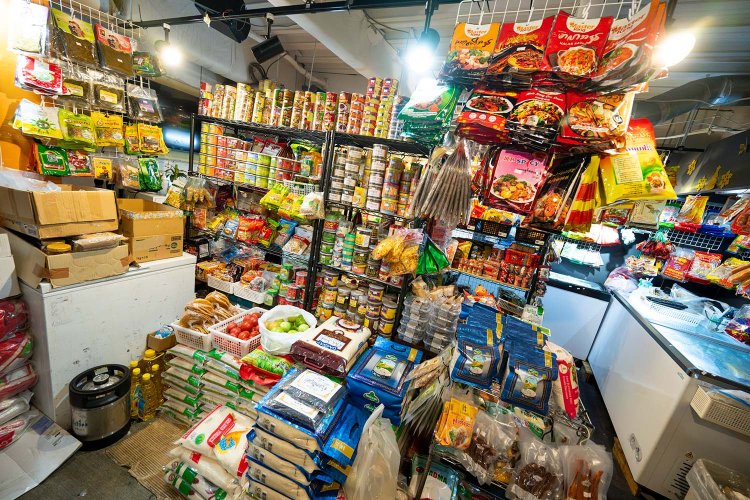 ミャンマー食材がびっしり並ぶ3階はアジアの市場感たっぷり。