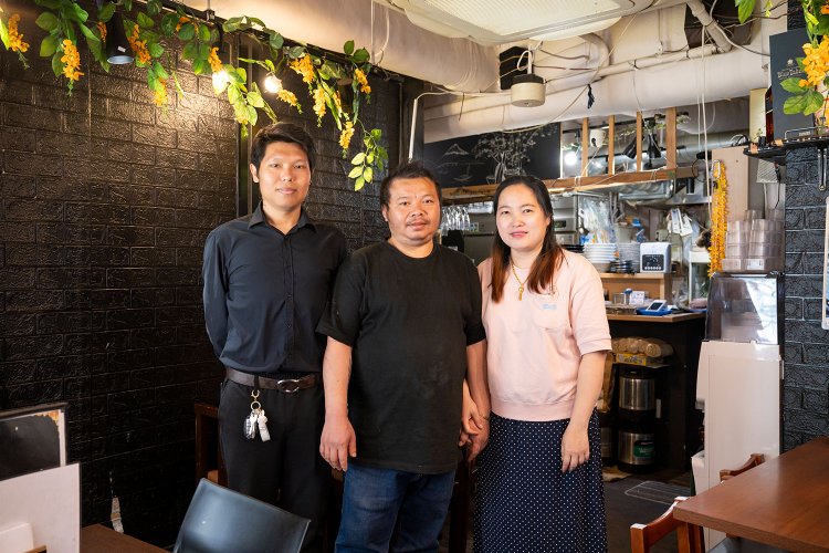 （左から）カウンさん、博多ラーメンもつくれるティ・ルイン・ウーさん、妻でカウンさんの姉ナイン・ナイン・ルインさん。