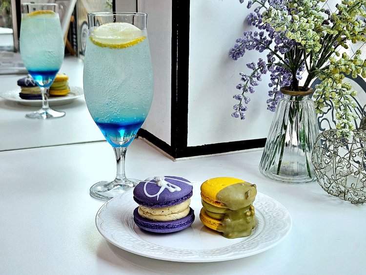 生レモネード650円（奥）、マカロン アールグレイ500円（左）、マカロン 濃厚ピスタチオ580円。