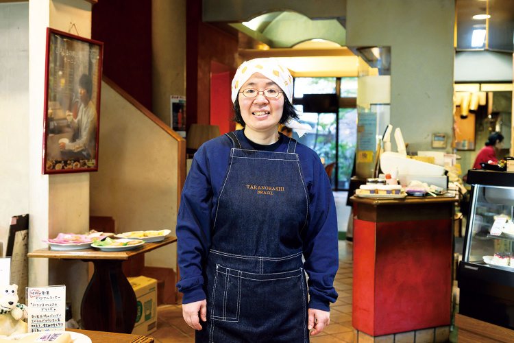 創業者である祖父、2代目の父を継いで店主を務める末廣朋子さん。「焼きたての自家製パンもぜひどうぞ」。