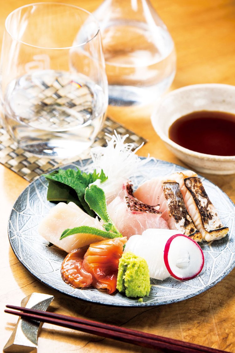 お造り盛り合わせ1400〜2200円（季節により内容と価格は変動）。