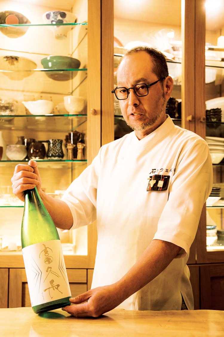日本酒ソムリエの資格をもつ3代目の吉田大輔さん。「料理に合う酒など、気軽にお声がけを！」。