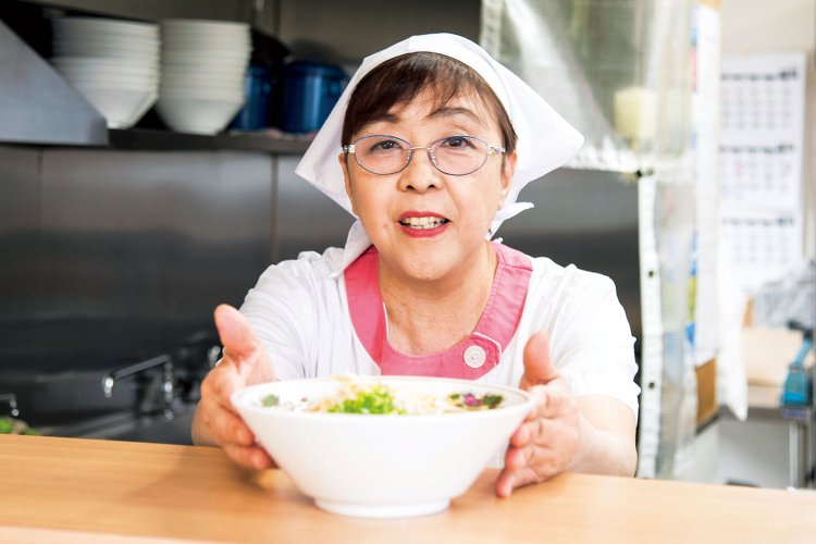 義父から店を継いだ店主の原さん。夜の時間帯に店に立つ。「つなぎ続けて67年！ 伝統の味をどうぞ」。  