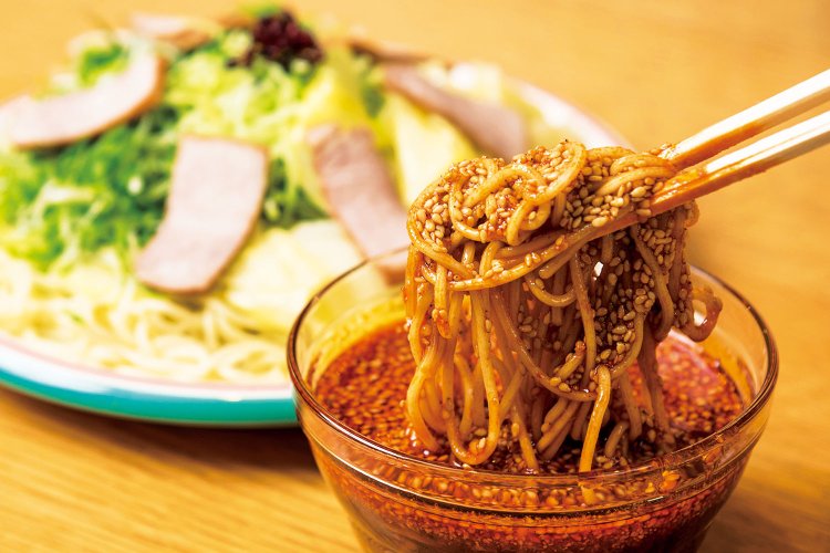 麺1玉のめんいち1040円。タレの辛さは、なしから激辛まで7段階。辛さが苦手なら「控えめ」がおすすめ。