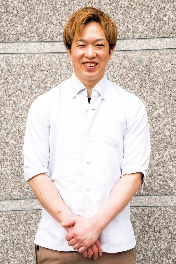 創業者の父から店を継ぐ、2代目店主の⻆中賢太さん。「飲んでも喉が乾かないタレが自慢です」。