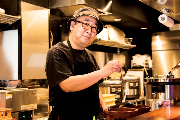  店長の濱田浩一さん。客が着席してから、数十秒で提供する手際のよさにほれぼれ。