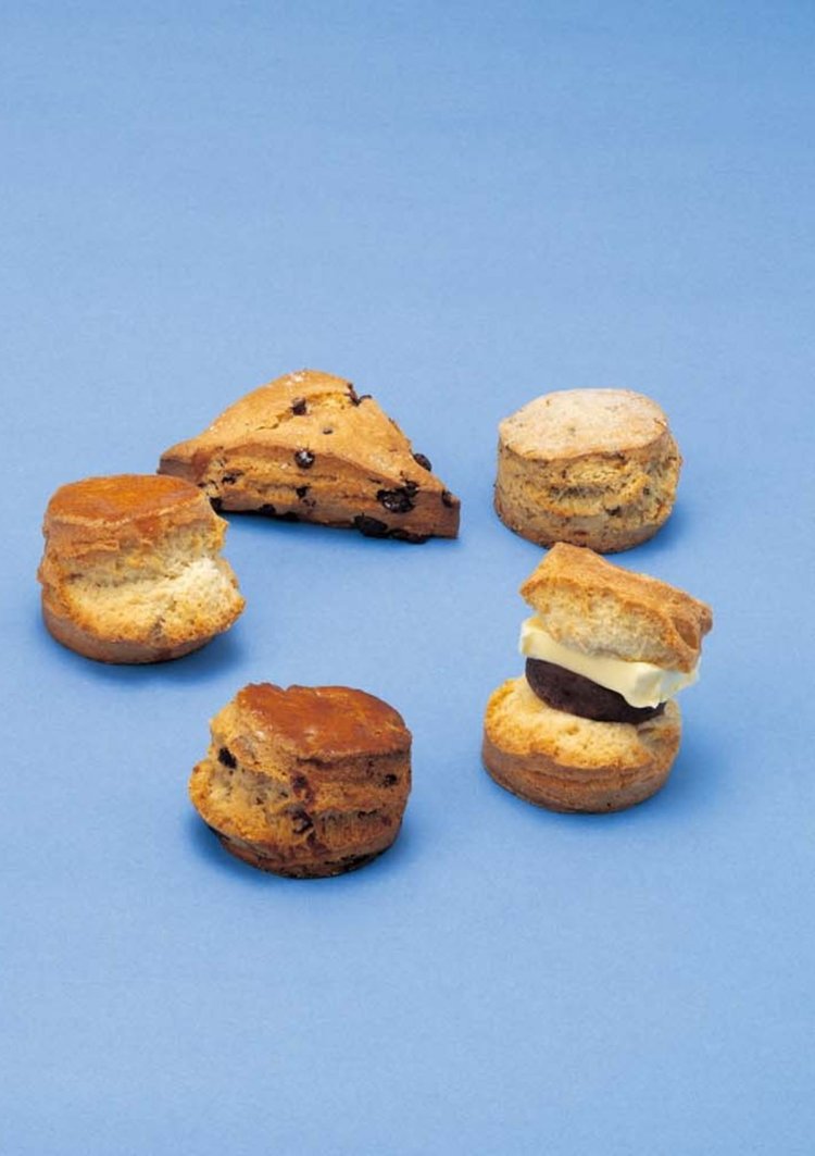 スコーン（左から時計回りにバターミルクスコーン320円、チョコレート＆アーモンド360円、紅茶＆オレンジピールのスコーン380円、あんバタースコーンサンド フランス産発酵バター＆北海道大納言520円、イングリッシュフルーツスコーン360円）。