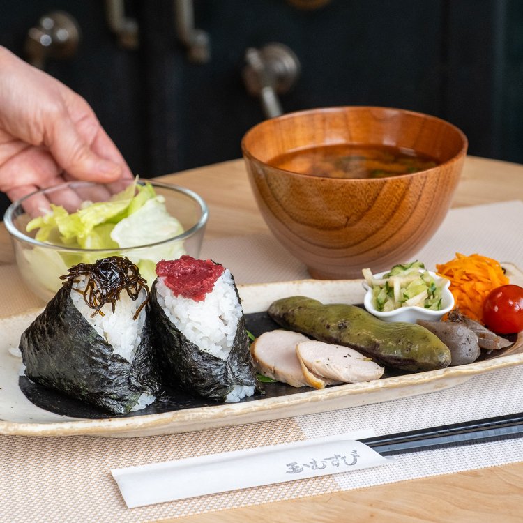 看板メニューのおにぎりランチプレート1250円〜は、好みのおにぎりを2個選べ、2日ごとに替わる副菜や味噌汁が付く。