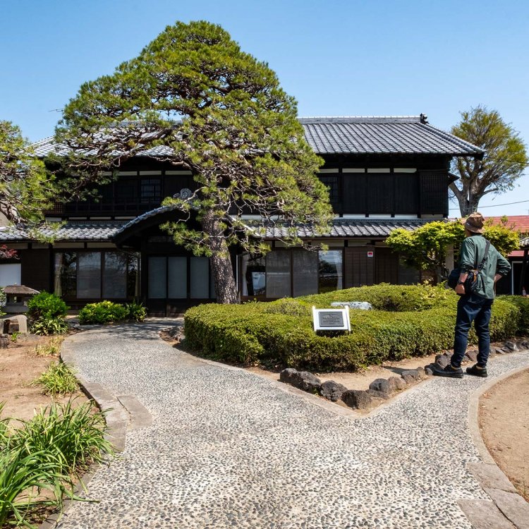 表門を抜けると手入れされた庭園と重厚な主屋が出迎えてくれる。
