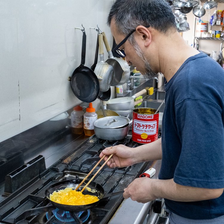 黄身が濃く、濃厚な味の卵を、塩・コショウで味付けし、瞬く間にオムレツが完成。