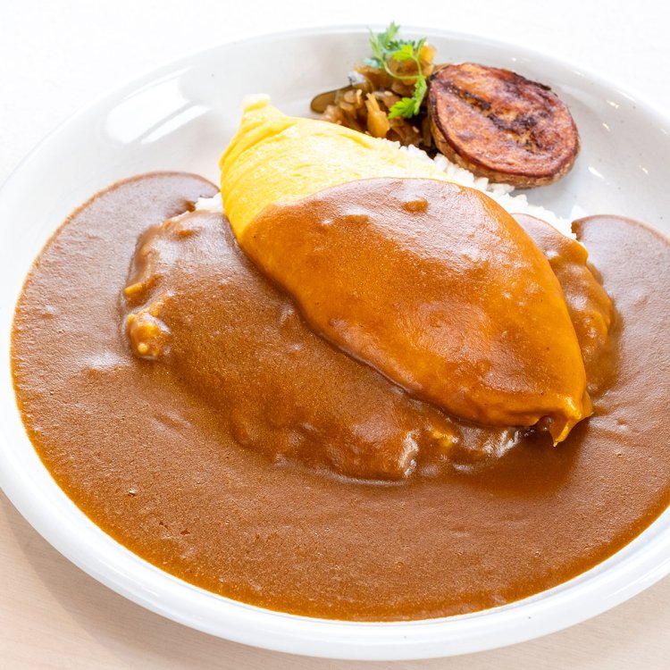 プレーンオムレツカレー900円。辛さは6段階から選べる。