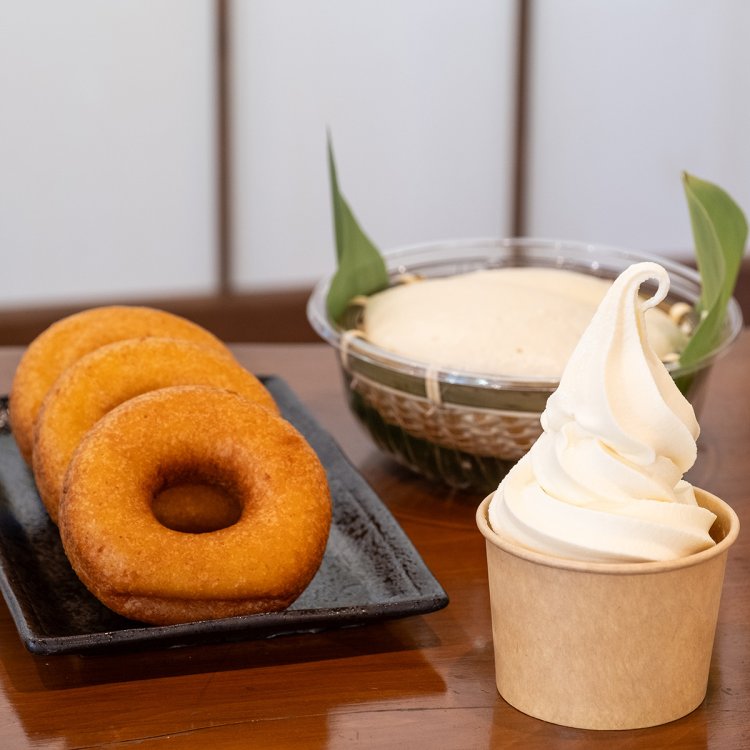 濃厚な香りが印象的な豆乳ソフトクリーム450円（右前）とたまざる600円（右奥）。