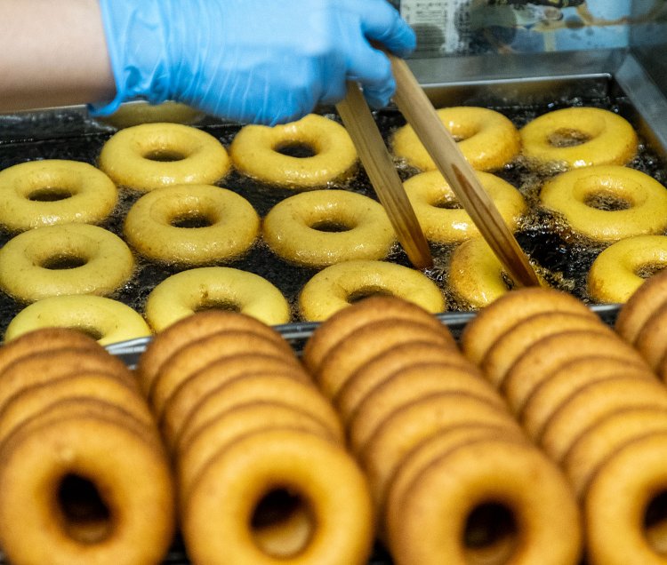 揚げたてが店頭に並ぶ豆乳おからドーナツは3個450円。