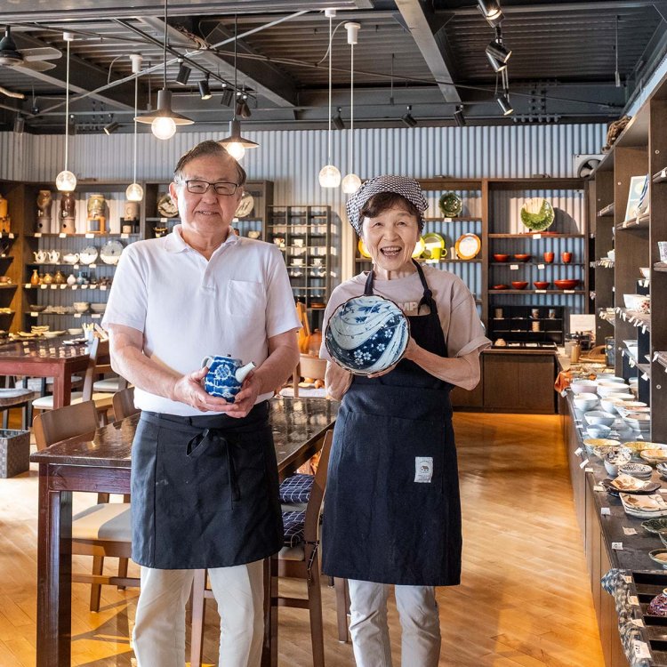 夫妻で切り盛りするゆったりとした店内。もちろん器も購入できる。