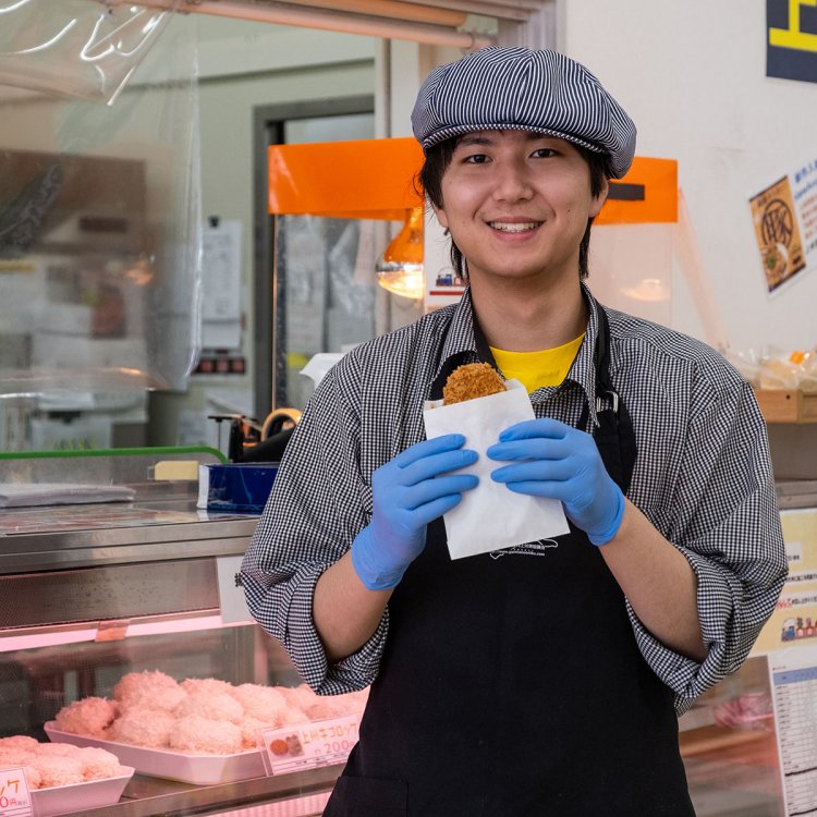 コロッケは注文後にその場で揚げてもらえる。