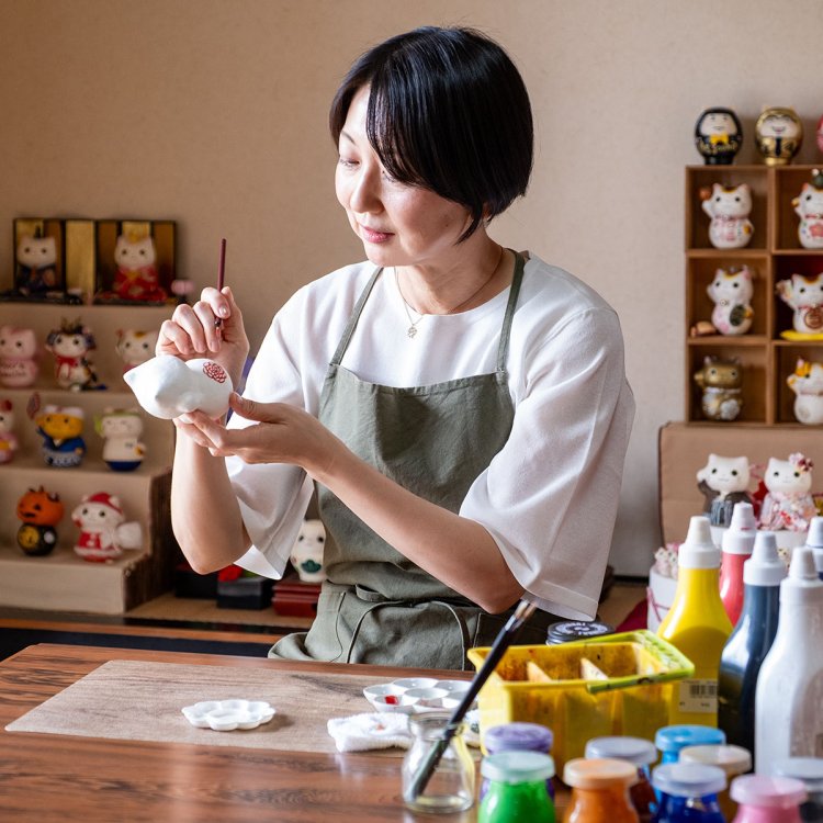 「すべて手描きですので、作品ごとに表情や柄が異なります」と語る勅使川原（てしがわら）美穂さん。