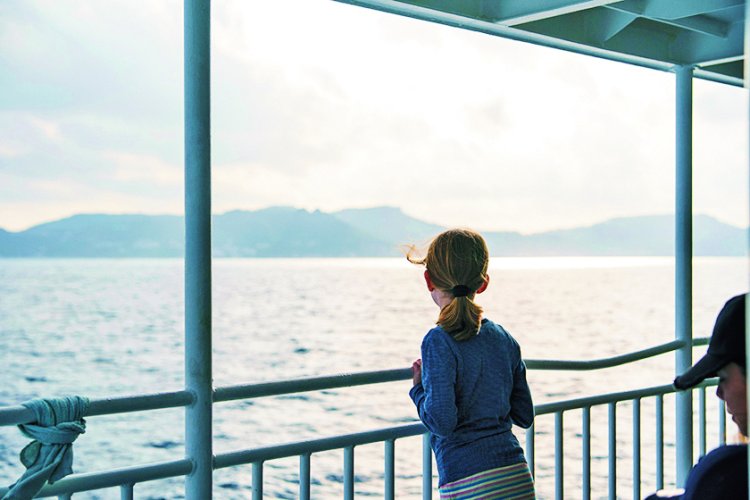 高い建物や山がない久高島は平たいシルエットをしている。