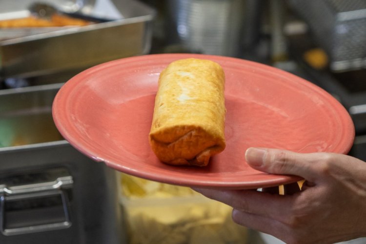 揚げあがったばかりのチミチャンガス。