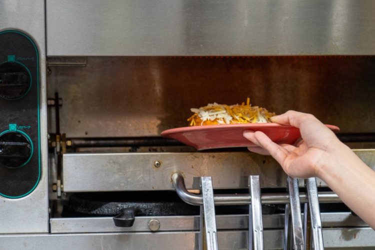 チミチャンガスはチーズをかけたらお皿ごとグリルの中へ。