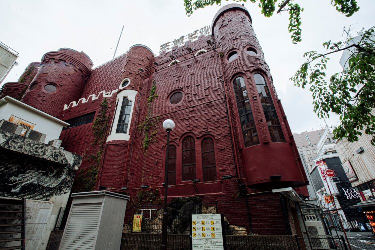 会場となる王城ビル。撮影＝荻原楽太郎。