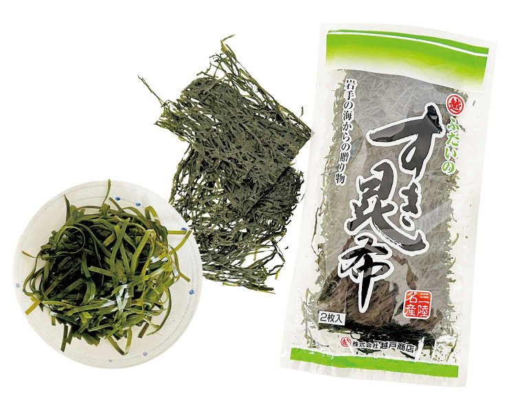 湯通しした昆布を細断し、枠に入れて乾燥させた普代村の名産品「すき昆布」。水で戻しサラダや煮付けに。シャキシャキ感が楽しめる低カロリー食。