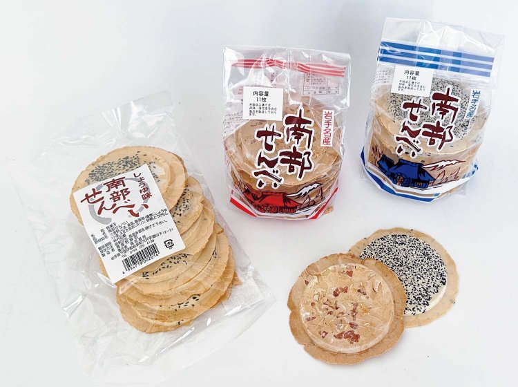 郷土菓子「南部せんべい」。シンプルなうまさが際立つ、鳥居煎餅店のしょうゆ味ごま、ピーナツ、ごま。