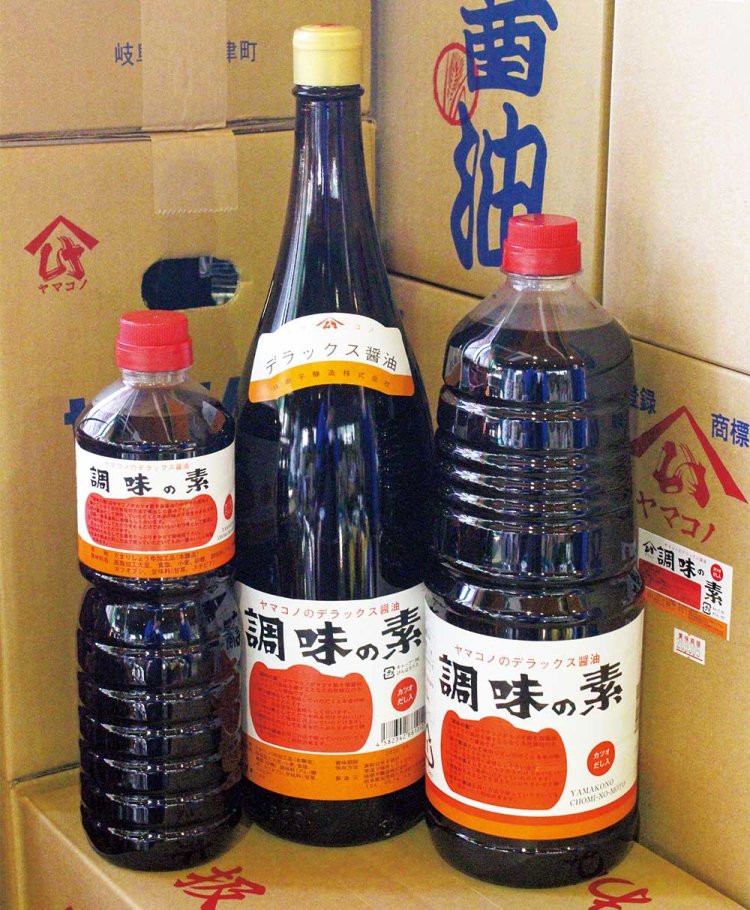 おかず味噌と同じ老舗醸造所の看板商品。東海地方を中心に熱烈なファンが多い、だし入り醤油「ヤマコノ デラックス調味の素」。