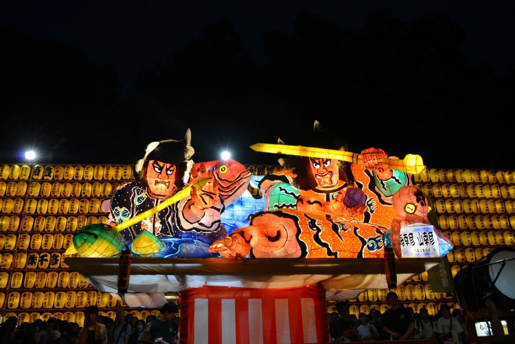 14日（月）18時30分から大きな青森ねぶたが参道を運行する。