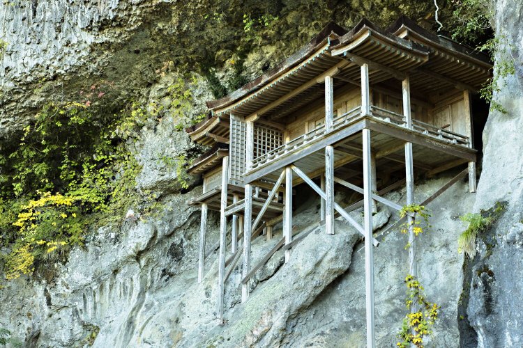 標高900mの三徳山にある三佛寺。投入堂までの道は、クライミングに近いので覚悟のうえで！
