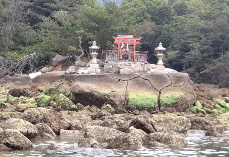 第七拝所 御床（みとこ）神社。社殿が立つ岩の亀裂から、嚴島神社の御神紋が考案されたといわれている。