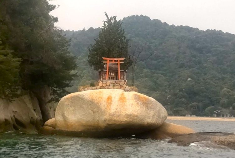 包ヶ浦（つつみがうら）神社は七浦拝所ではないが、大きな丸い岩が目を引く。海上からのみ参拝できる。