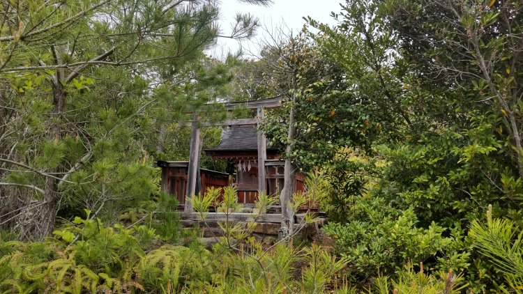 第五拝所 山白浜（やましろはま）神社。小高い丘の上に位置するため、ここだけ「浜」の名がつく。