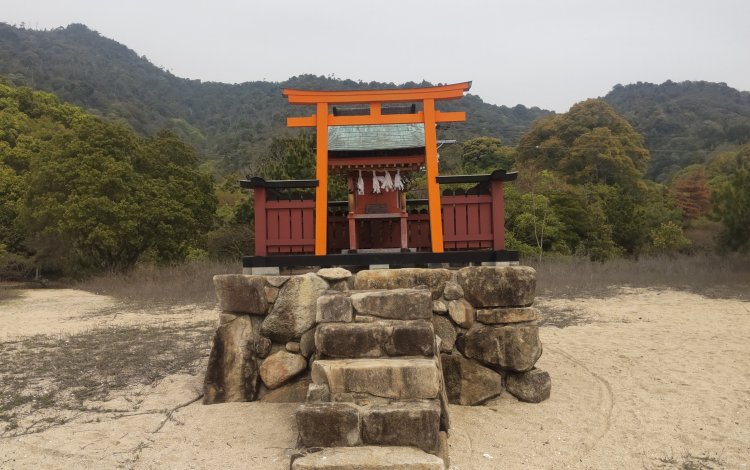 七浦神社の一つ、第二拝所 鷹巣浦（たかのすうら）神社。明治31年（1898）に鷹ノ巣砲台建設のため、この地に遷座された。