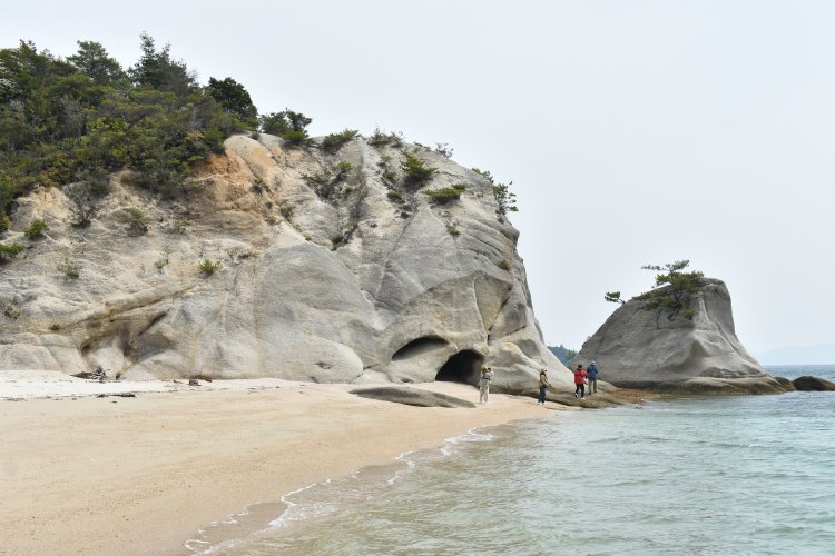 腰細浦近くの海食洞。