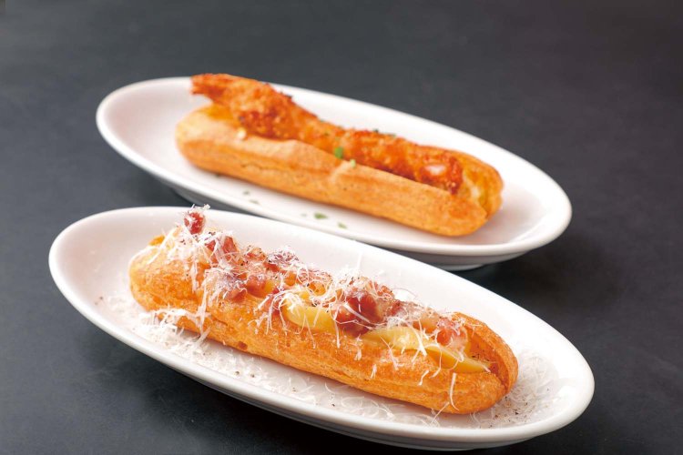 カルボナーラ660円（手前）は注文を受けてからつくるカルボナーラを挟んだ熱々のパニーニで人気！