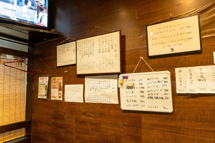 ランチのメニューは3種類。夜は定食などのほかに、その日に仕入れた魚介のフライなどが加わることも。