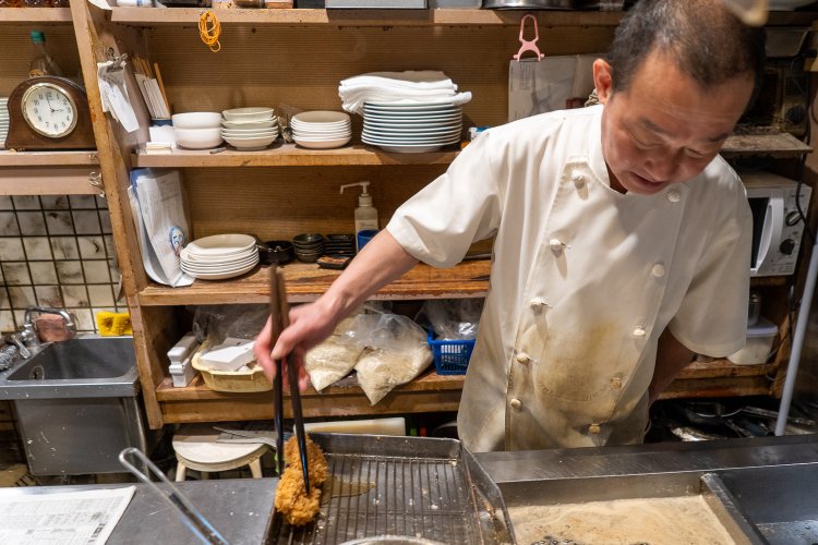 2代目店主の福原恒（ふくはらひさし）さん。店が人気の秘密は、「やっぱりボリュームですかね」。