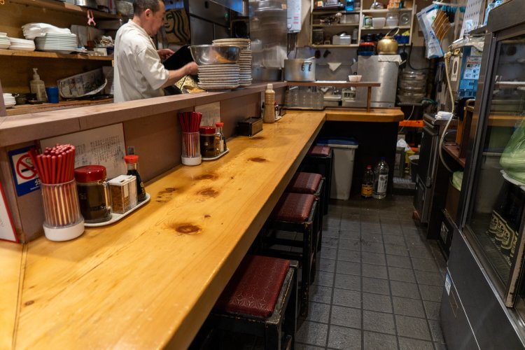 カウンター席あり。1人でも気軽に入れるお店だ。