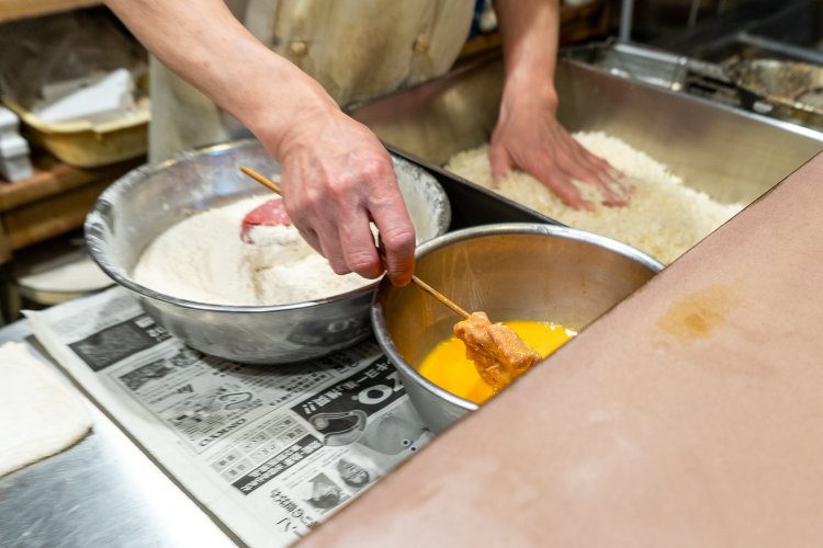 卵をつけるときに手が汚れない菜箸を使ったテクニック。自宅で真似したい。