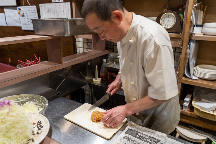 火の通り具合を内側の色味を見てチェック。