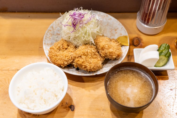 ヒレかつランチは1350円。ごはん、しじみの味噌汁、ぬか漬け付き。