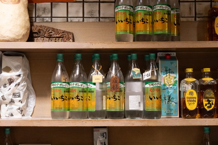 常連客は、とんかつやつまみでちょっと一杯を楽しむ。