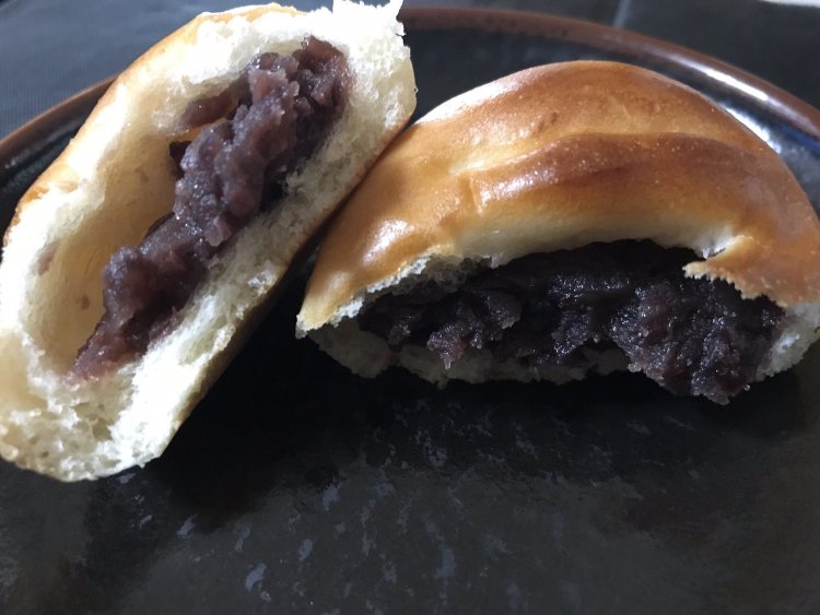 日常的にはなじみ深いがお供え物としては珍しいあんぱん。