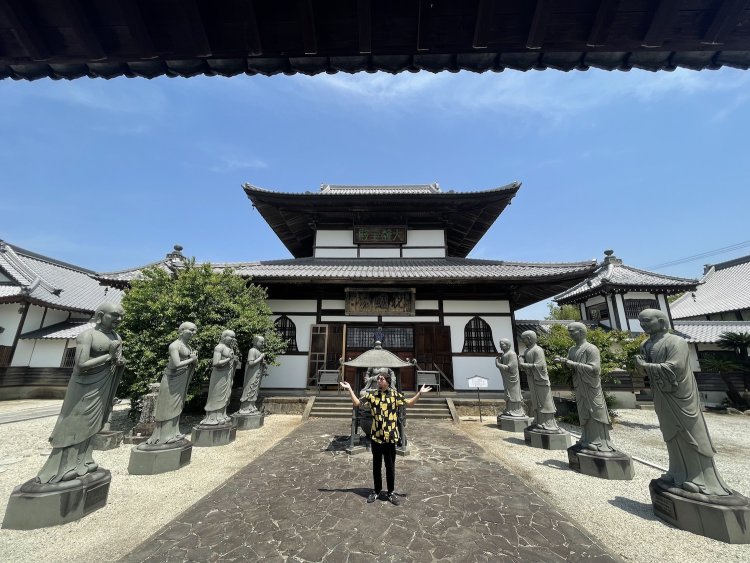 十大弟子が並ぶ「大慈禅寺」（熊本県）の境内。