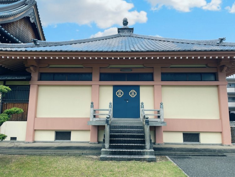 一遍の家紋が刻印されたお堂（福岡県「称名寺」）。