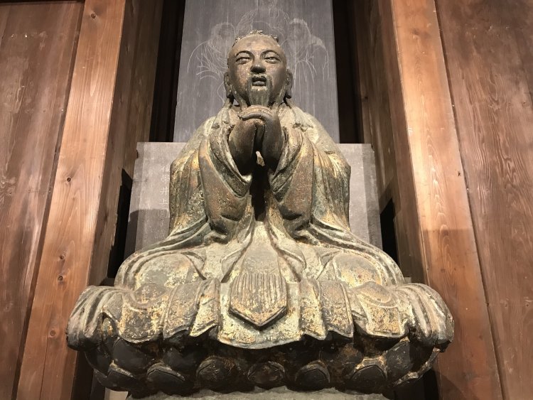 儒教の始祖である孔子（中野区「哲学堂公園」）。