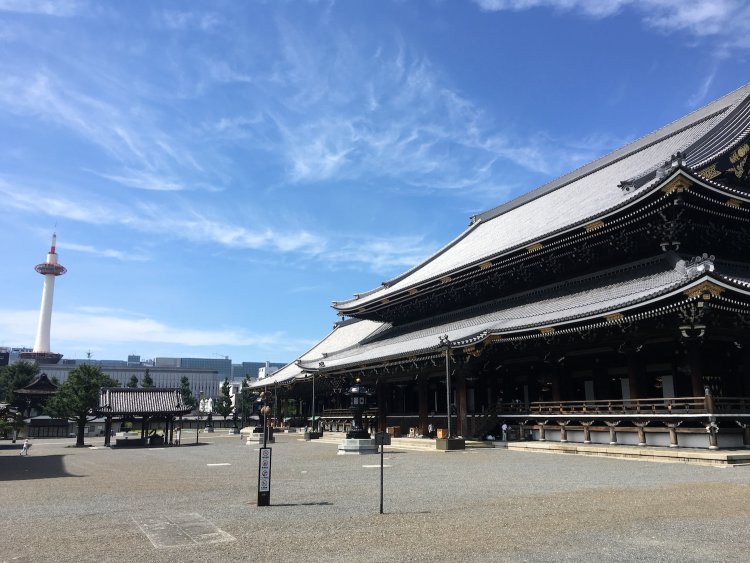 真宗大谷派の本山「東本願寺」（京都市）。
