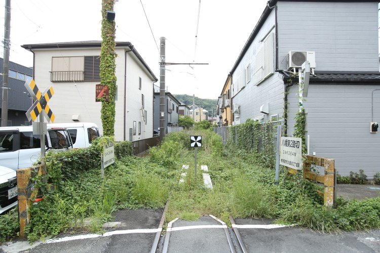 真の“どんづまり”、八幡第2踏切。